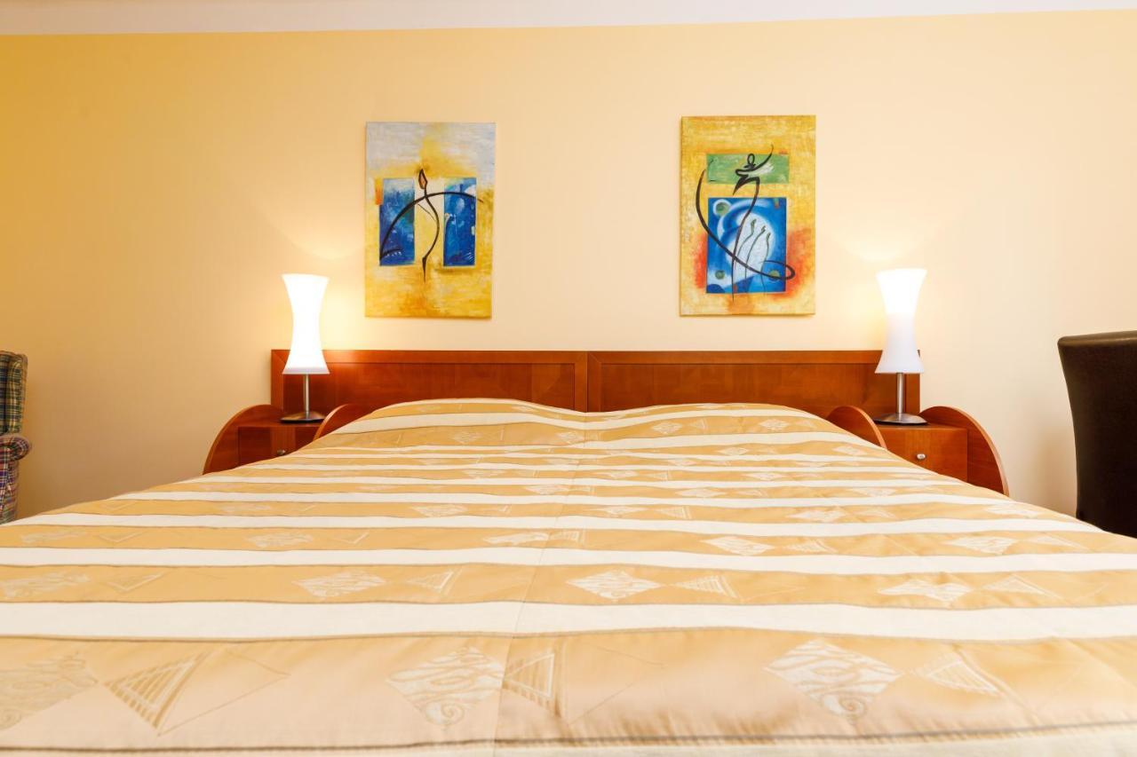 Apartments Tgm 11 Karlovy Vary Luaran gambar