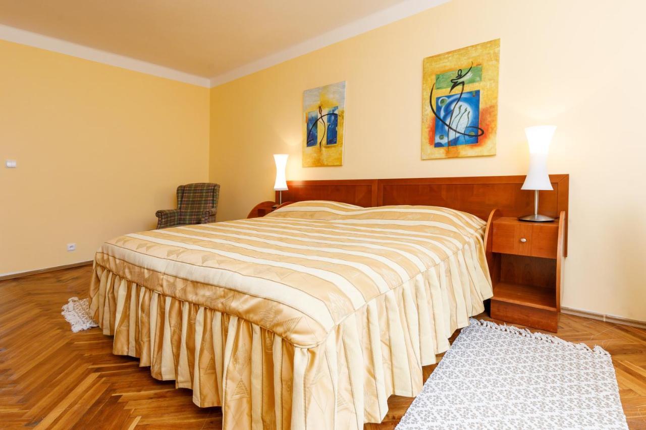 Apartments Tgm 11 Karlovy Vary Luaran gambar